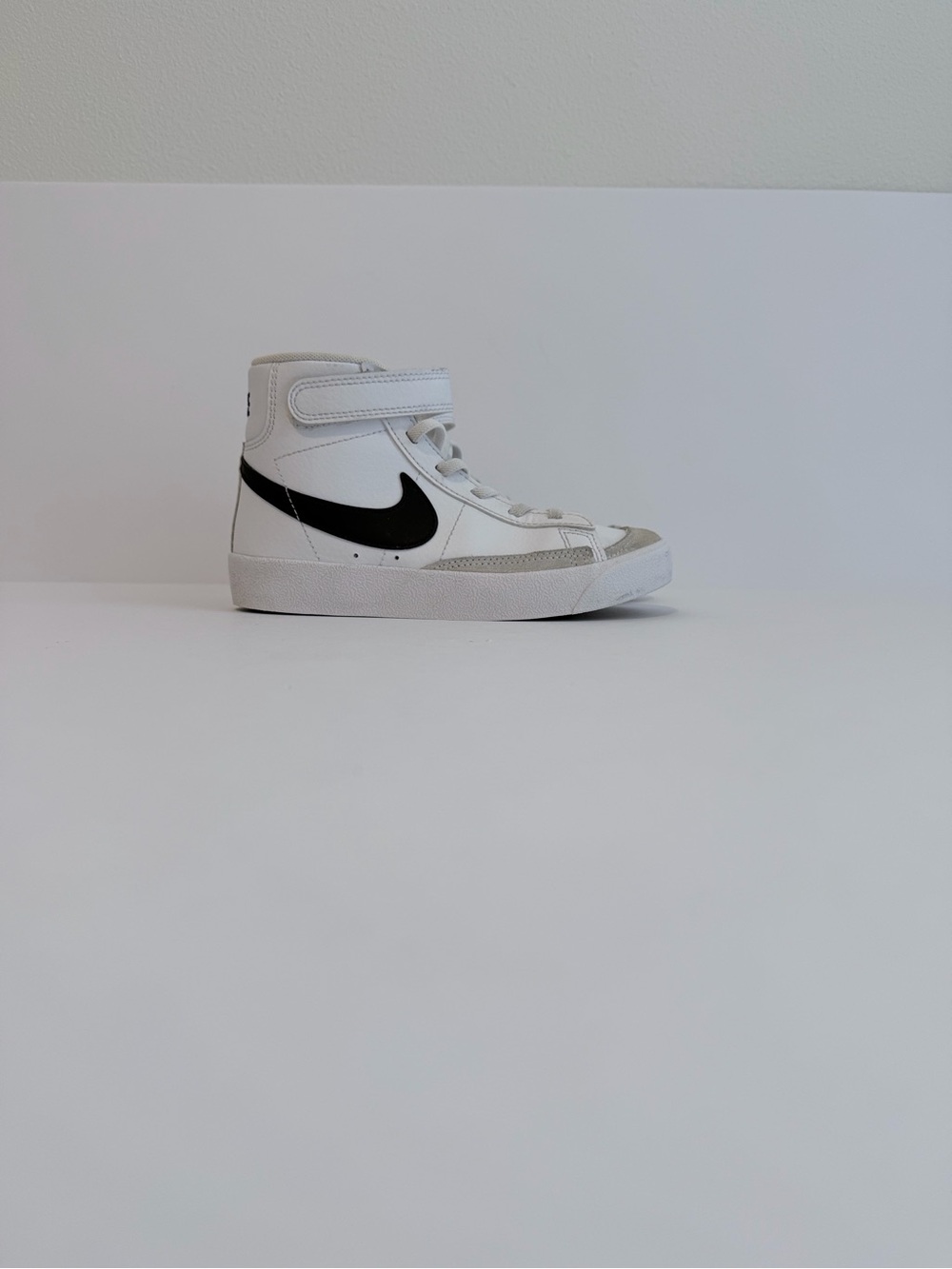 Nike Blazer Mid 77 Kids White High Top Sneakers Size 1Y Strap DA4087-100